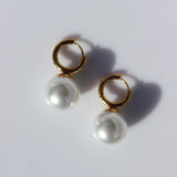 Fabuleux Vous - Steel Me Gold Round Pearl Earrings